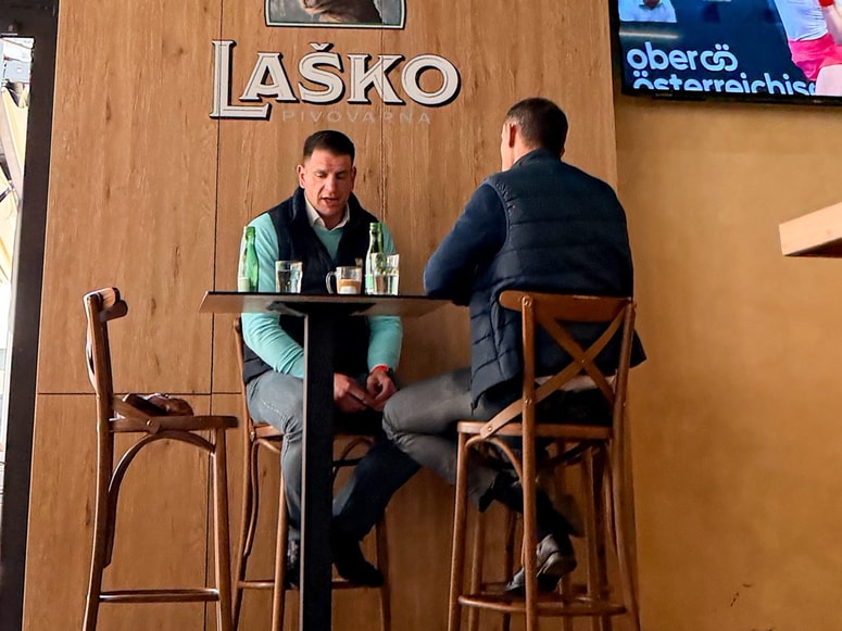 Zoran Stevanović in Anže Logar na pijači v lokalu v središču Ljubljane