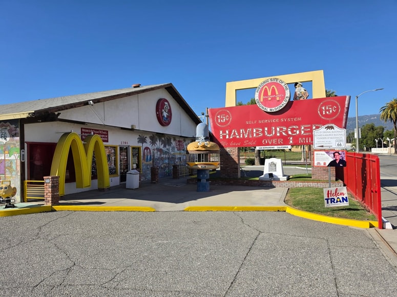 McDonald's muzej v San Bernardinu blizu Los Angelesa stoji na lokaciji, kjer je obratovala prva restavracija s hitro prehrano bratov McDonald. 
