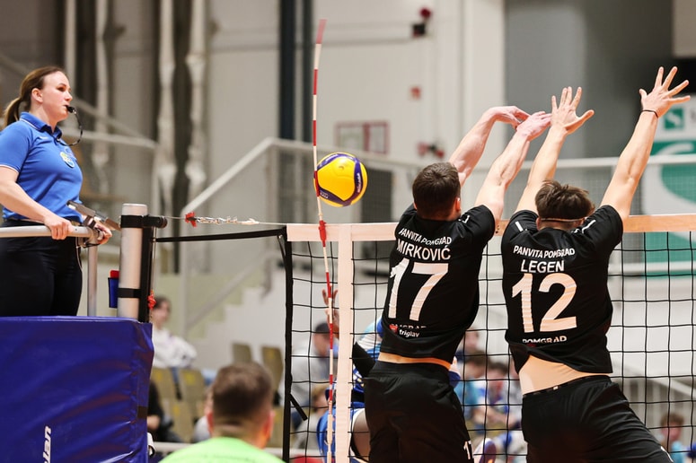 Odbojkarja soboške ekipe Stefan Mirković, levo, in Nik Legen sta bila v bloku neuspešna, saj se je žoga od njunih rok odbila v anteno. 