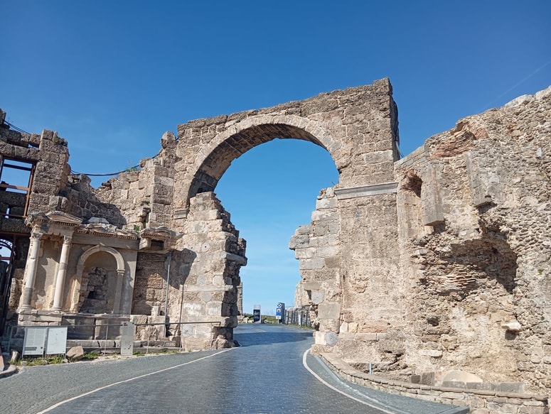 Monumentalni vhod v antični Side obiskovalca popelje naravnost v preplet zgodovine in sodobnega turističnega vrveža.