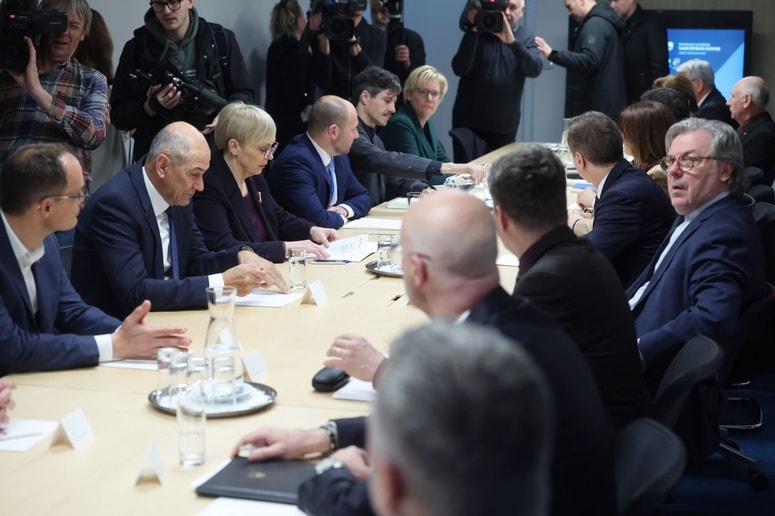 Predsednik vlade Robert Golob je na sejo povabil tudi predsednico republike Natašo Pirc Musar in predstavnike strank, ki so bile na nedeljskih volitvah izvoljene v DZ.