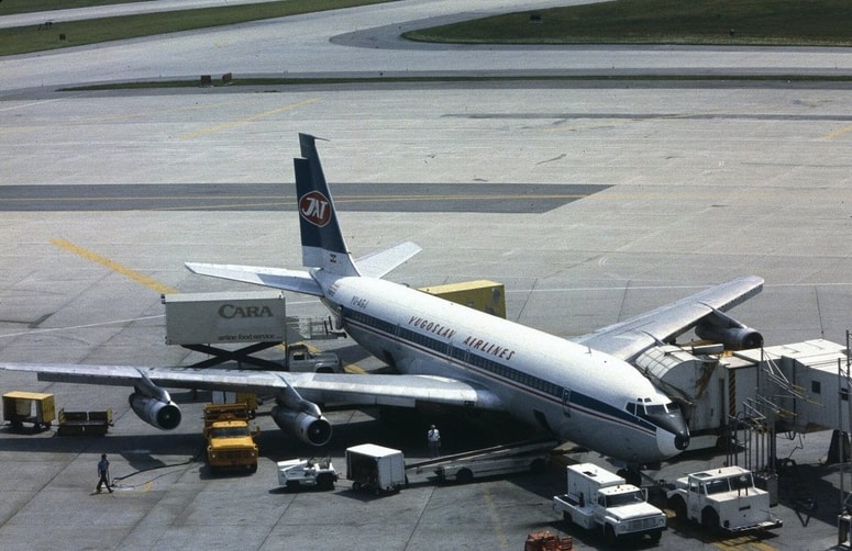 Nekoč je bila država, ki je ni več, in nekoč je bil velik nacionalni prevoznik, ki ga tudi ni več.
