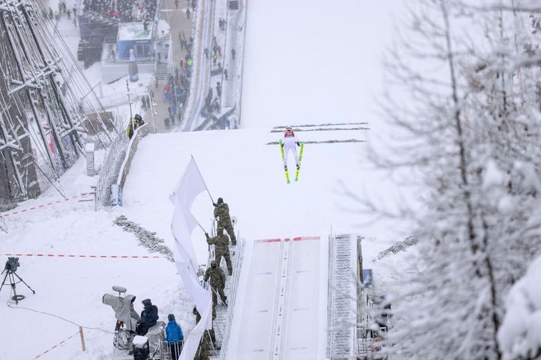 Prizori v Planici so povsem zimski.