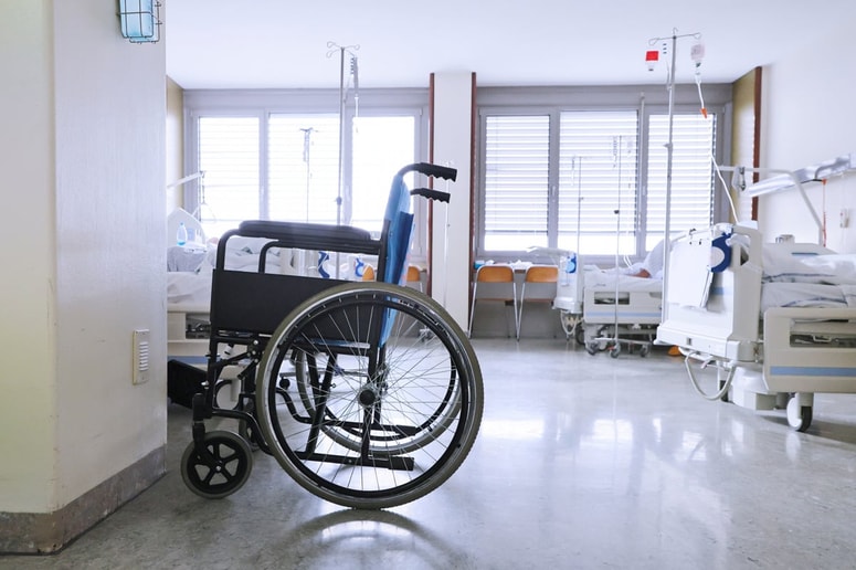 Ohromile so jo bolečine in hitro napredujoči artritis. Fotografija je simbolična. 