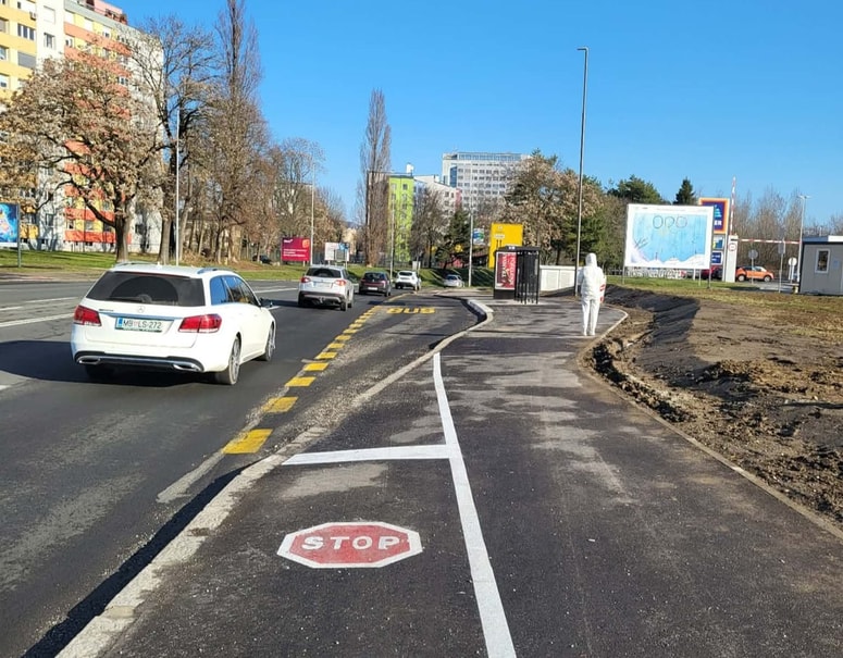 Stop za kolesarje! Prednost imajo celo - avtomobili!