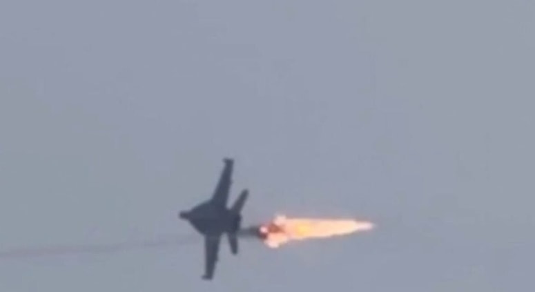 Ameriško letalo F-18 ob bližnjem srečanju z raketo