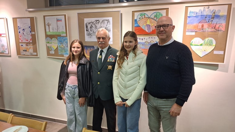 Učenki Lana Rukelj in Nika Radan, ravnatelj OŠ Pesnica Andi Brlič in Vladimir Maher 