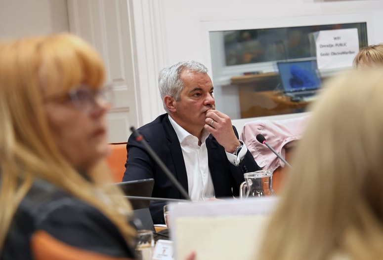 Zgodbe o domnevni korupciji niso samo ena afera ali niz izoliranih očitkov, ampak se berejo kot konsistenten vzorec delovanja mestne oblasti pod vodstvom Saše Arsenoviča. 