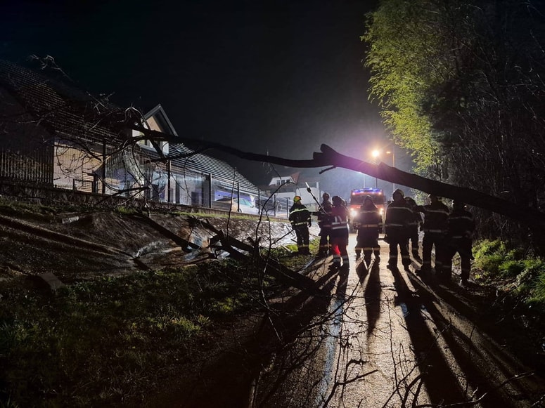 Intervencijske službe so prejele 6- do 7-krat več klicev kot običajno. 