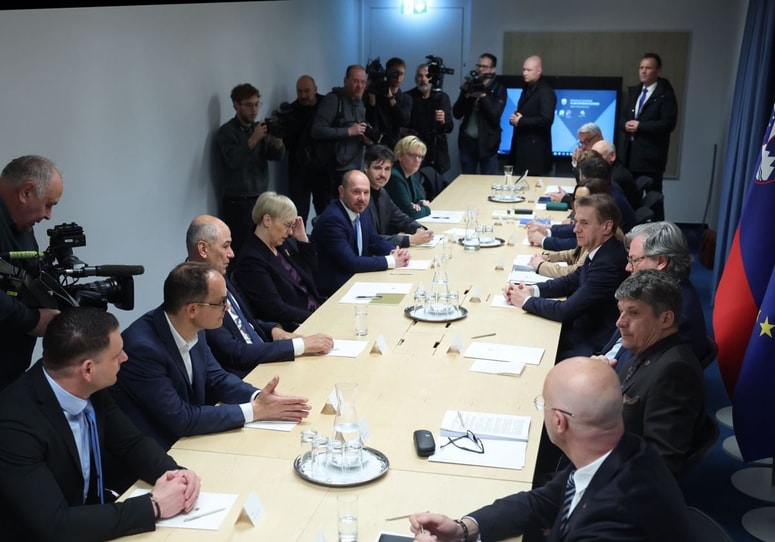 Glavna fotografija članka:(POGLED) Vlada narodne enotnosti: Bolje Janša na strehi kot Golob v roki