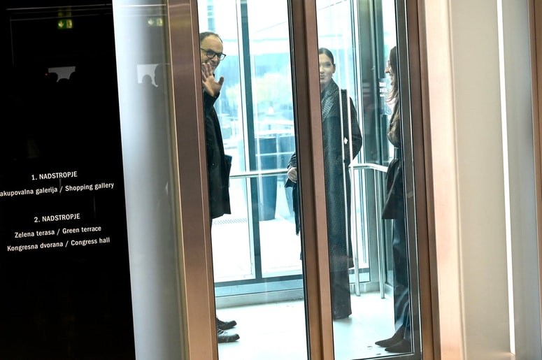 Glavna fotografija članka:Pred sestankom pri Golobu večina udeležencev obšla novinarje. Han: Zaključkov ne gre pričakovati