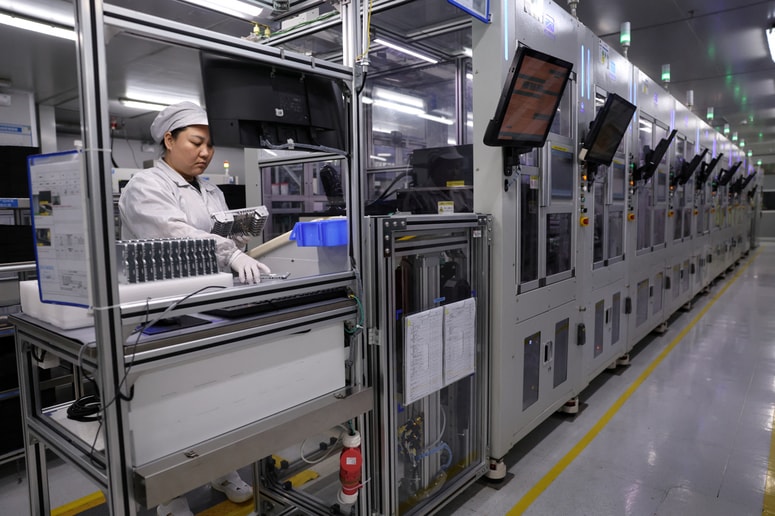 Volkswagen napoveduje masovna odpuščanja v Evropi, medtem v kitajskem Šenženu razvija inteligenčne asistenčne sisteme. 