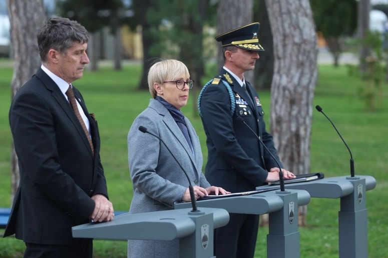 Izpostavila je tudi pomen pridobivanja specialističnih znanj, več usposabljanj, krepitev zalog in logistike ter izgradnjo bojnih zmogljivosti.