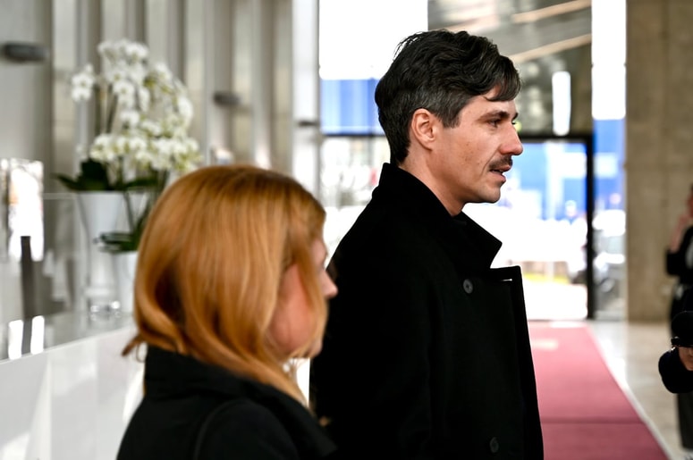 Glavna fotografija članka:Prvi povolilni sestanek brez odgovora o novi koaliciji, na mizi interventni ukrepi in boj proti korupciji