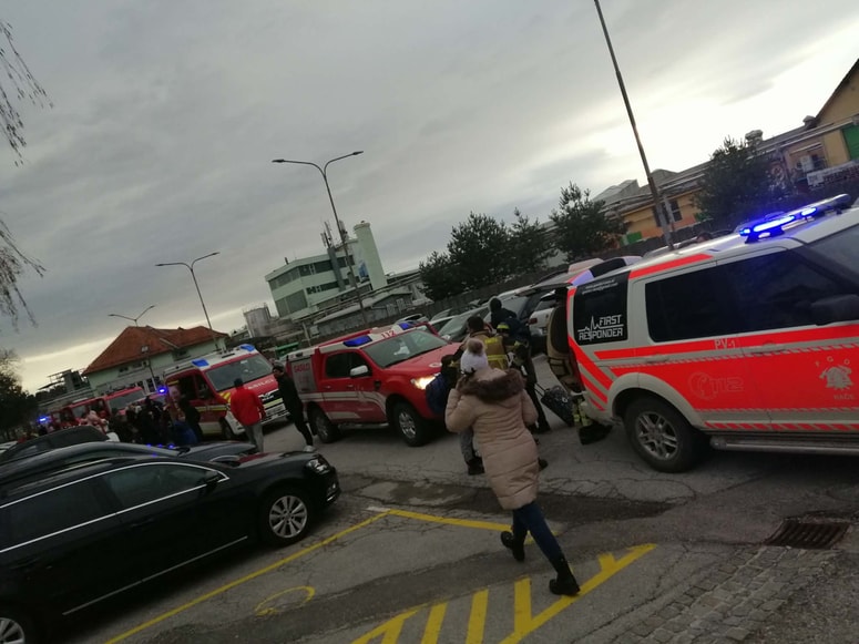 Glavna fotografija članka:(FOTO in VIDEO) Snežni zameti odrezali otroke na Treh Kraljih, v dolino so jih pripeljali gasilci