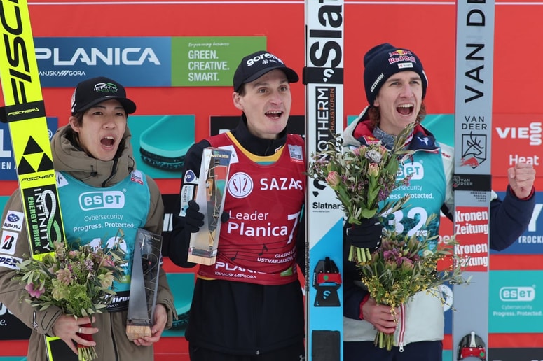 Domen Prevc je tudi na domači tekmi stopil na najvišjo stopničko. 