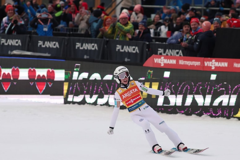 Nika Prevc v izteku skakalnice ni skrivala čustev. 