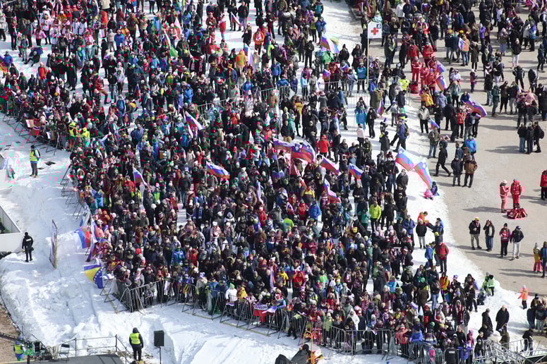 V petek se je v Planici zbralo nekaj manj kot 16 tisoč navijačev. 