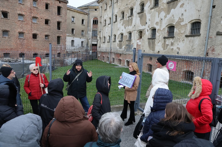 Zunanjost stavb priča o tem, da so bile v enih delih razmere za bivanje v redu (večja okna, prostornost), v samicah in celicah seveda manj. 