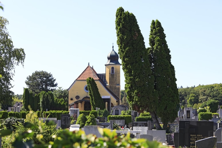 Veter je veliko škode povzročil tudi na obeh mariborskih pokopališčih.  