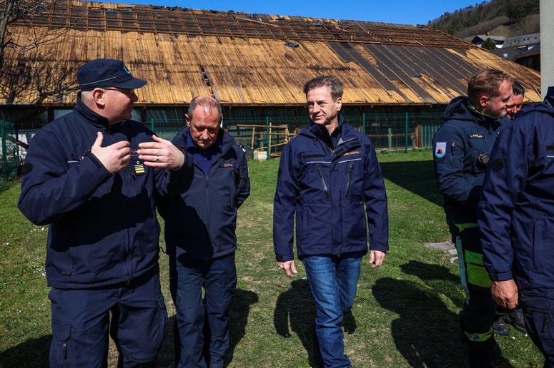 Premier Robert Golob si je ogledal škodo zaradi vetroloma. 