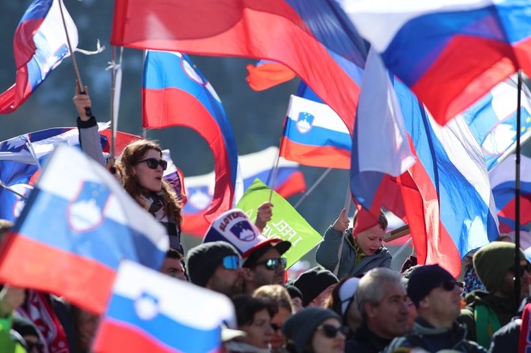 Glavna fotografija članka:Planica poka po šivih: Kaj storiti, če kljub že kupljeni vstopnici niste mogli do prizorišča?
