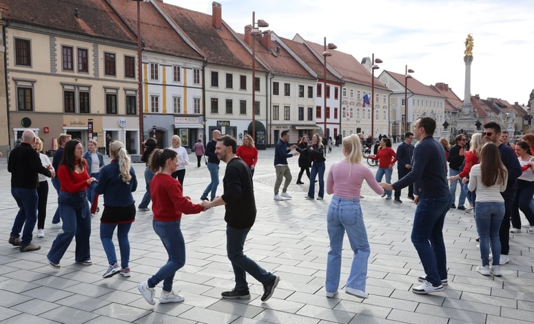 Glavni trg so v soboto popoldne zavzeli plesalci. 