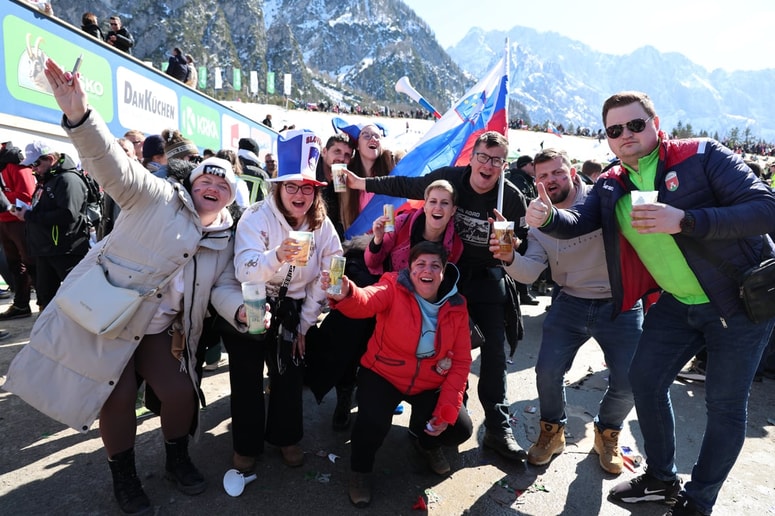 Glavna fotografija članka:(FOTO) Med navijači v Planici: Veste, do kod bo šla Nika? Tukaj za nami, v VIP-šotoru bo pristala!