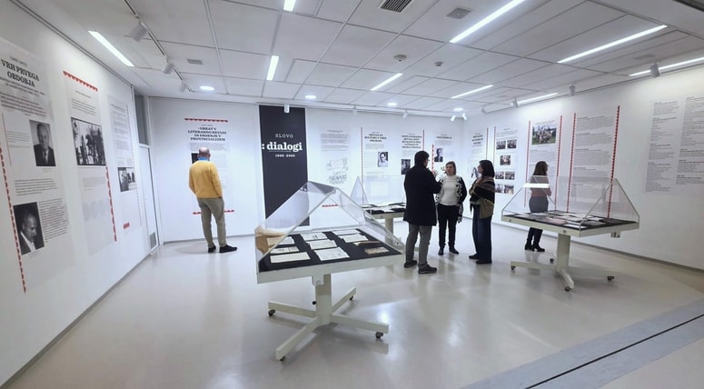 Razstava o reviji Dialogi se v UKM razteza tako povprek Likovnega kot Knjižnega razstavišča.