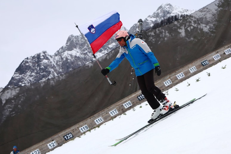 Glavna fotografija članka:(POGLED) Kolumna Darinke Pavlič Kamien: V Planici Slovenci letimo dlje kot vsi drugi. V politiki ostajamo na zaletišču