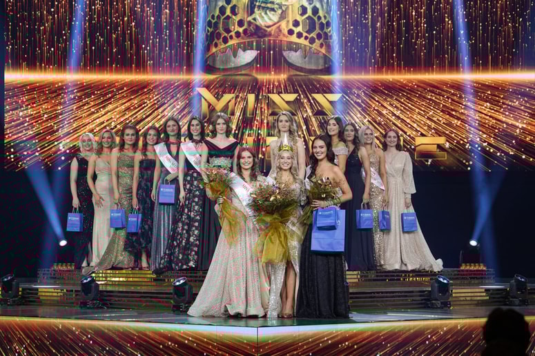 Nova mis Slovenije je postala Elin Kos. Prva spremljevalka je Taja Kac, druga spremljevalka pa Dajana Mijatović.