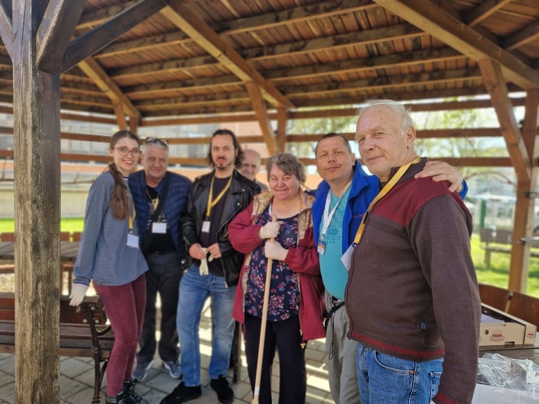 Dom Danice Vogrinec: čistilna akcija s stanovalci in prostovoljci ob dnevu za spremembe