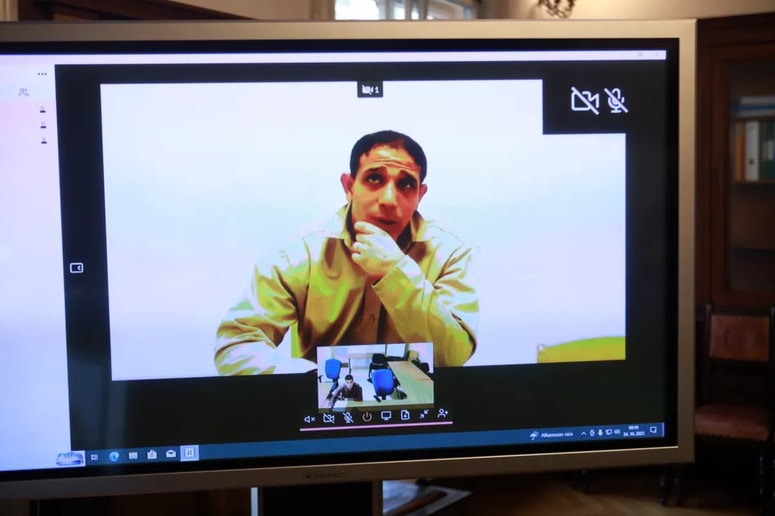 Tahir Tarza je narok spremljal iz zapora, kjer prestaja sedemletno kazen zaradi posilstva. 