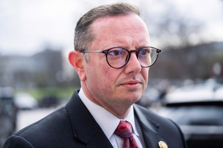 Eric Burlison poudarja, da kongresniki prejemajo vedno več informacij in da se jim oglaša vse več žvižgačev, kar nakazuje, da se klobčič skrivnosti končno začenja odvijati.