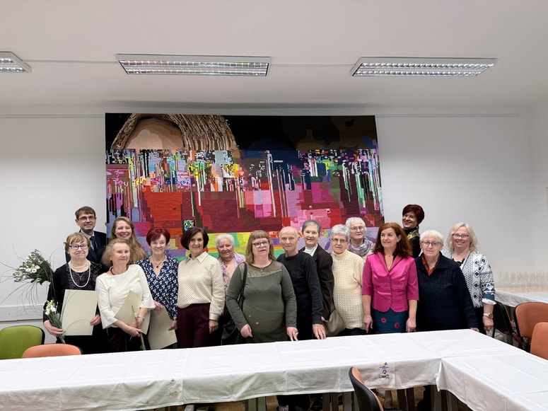 Skupina medgeneracijskega ateljeja je v začetku štela pet članic, sčasoma je pri šivanju sodelovalo tudi do 11 članic, skupno do konca projekta pa 13. 