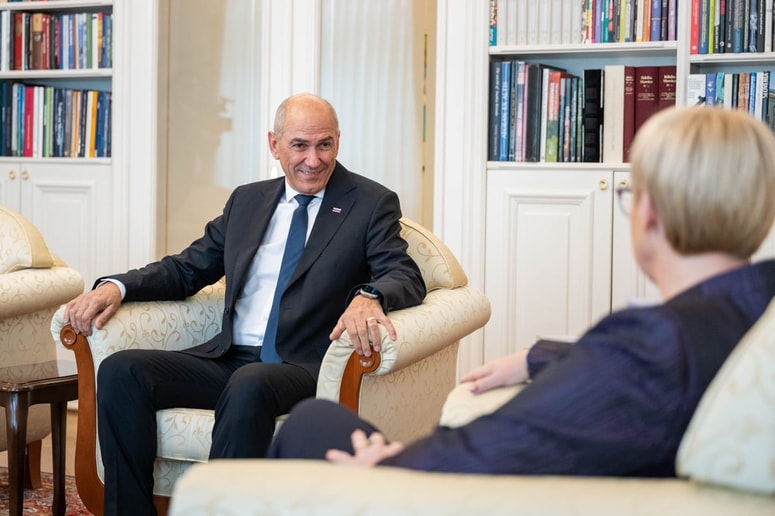 Predsednik SDS Janez Janša ta ponedeljek na neformalnem sestanku pri predsednici republike Nataši Pirc Musar, ki je gostila vodje vseh strank, uvrščenih v DZ po volitvah.   