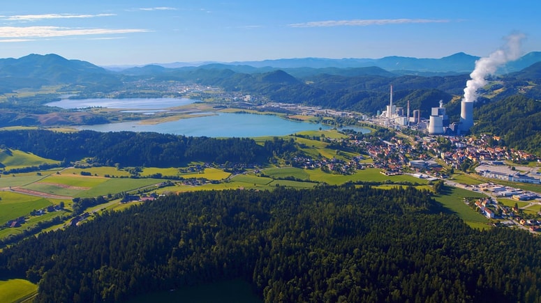 Šaleška dolina: v ospredju Družmirsko jezero, v ozadju Velenjsko jezero 