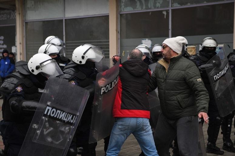 Volitve je zaznamovalo nasilje prorežimskih izgrednikov. 