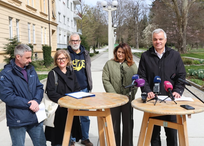 Letošnjo čistilno akcijo Moji odpadki, moja skrb so predstavili (z leve) župana Saša Arsenovič, vodja županovega kabineta Eva Lozina, Vojo Erakovič iz Potapljaškega društva Maribor, Irena Bartok iz Javnega holdinga Maribor in Tomaž Černec iz Nigrada