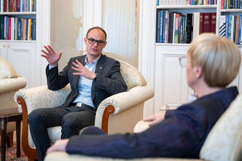 Predsednik Demokratov Anže Logar pri predsednici republike Nataši Pirc Musar, ko je po volitvah sprejela šefe strank, ki so se uvrstile v DZ. Logar je iz poslanskih klopi izpadel.