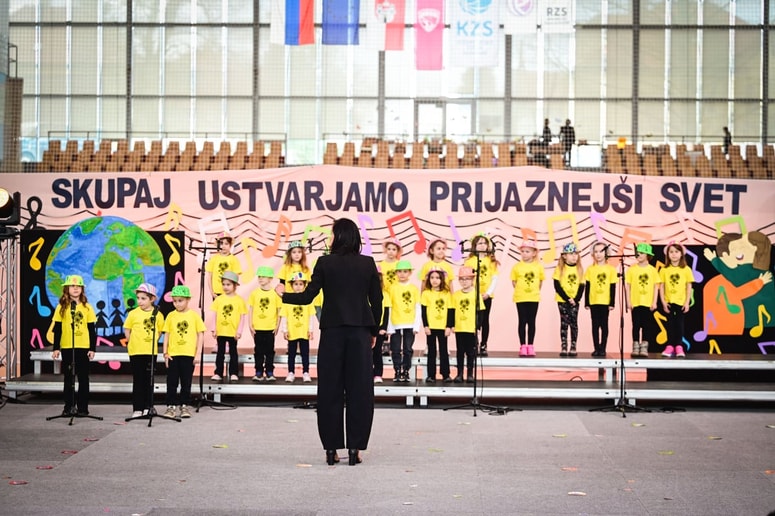 Otroci so z zaposlenimi pripravili dve uri trajajoč program. 