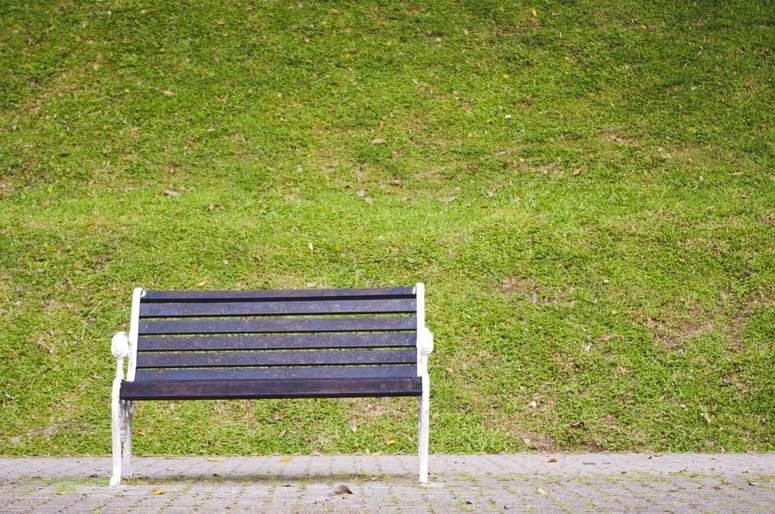 17-letnica je s prijateljico sedela na klopci, ko se ji je približal ropar. Fotografija je simbolična. 