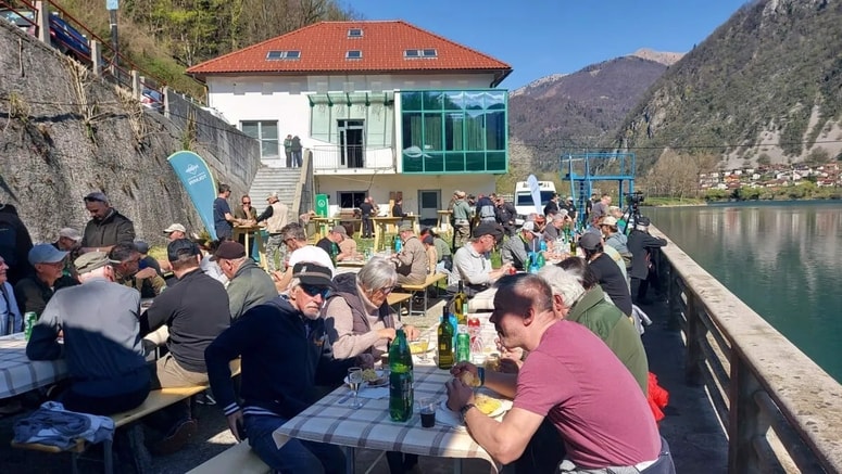 Ribiška sezona se je v soboto začela z 200 ribiči na posoških rekah in druženjem pri Vodni hiši pri mostarskem jezeru. 