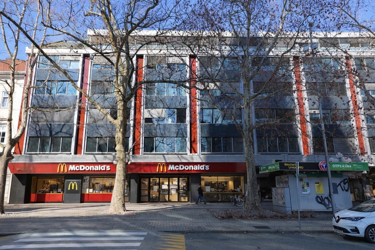 Pri McDonald'su so še skrivnosti, a legendarna stavba na Partizanski cesti je že začela dobivati značilno rdeče-rumeno podobo ameriške verige. 