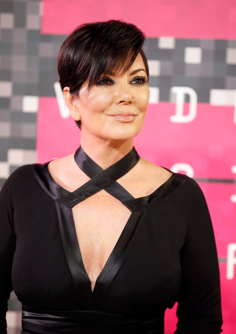 Poseg je opravil znani plastični kirurg dr. Steven M. Levine.