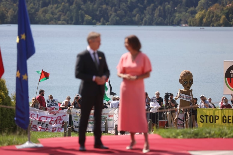 Opozarjata, da gre pri tem za očitno diskriminacijo Palestincev. Golob se je tudi zavzel za ukrepanje EU.