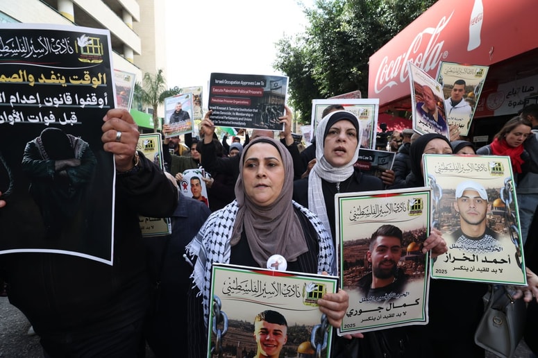 Medtem ko so izraelski poslanci slavili novi zakon, so svojci palestinskih zapornikov protestirali proti uvedbi smrtne kazni. 