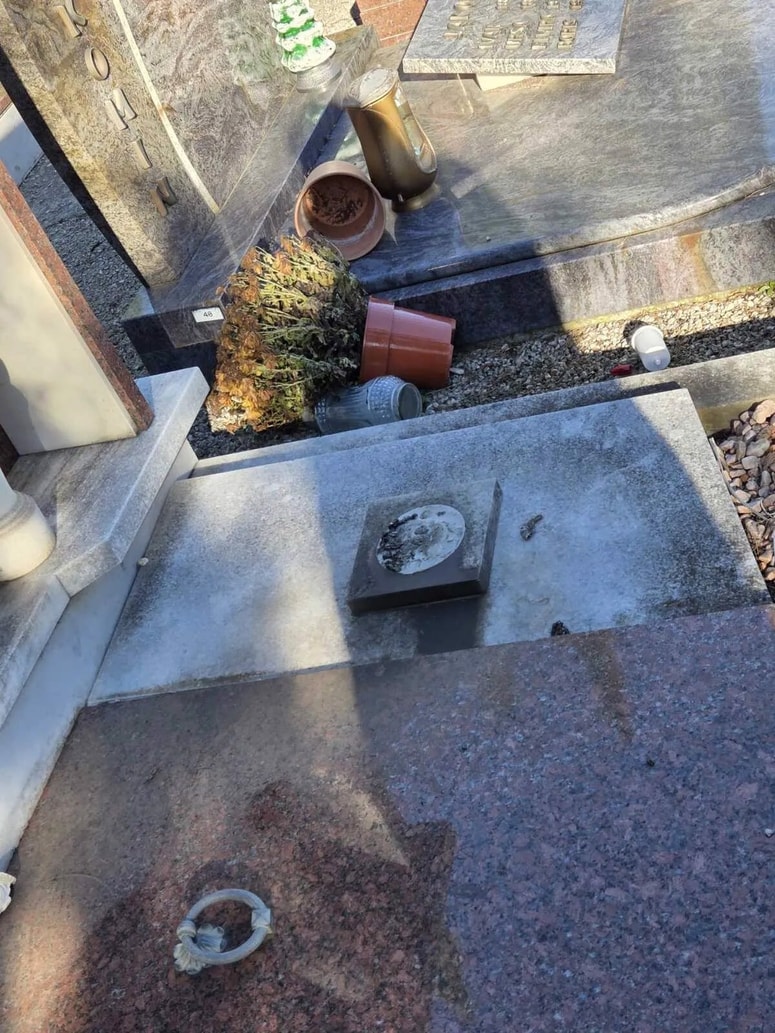 Za objestnimi tatovi so ostali na pokopališčih prazni in uničeni nagrobniki.