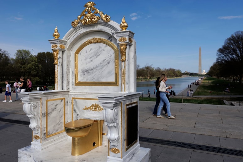 Zlata straniščna školjka v parku pri Beli hiši