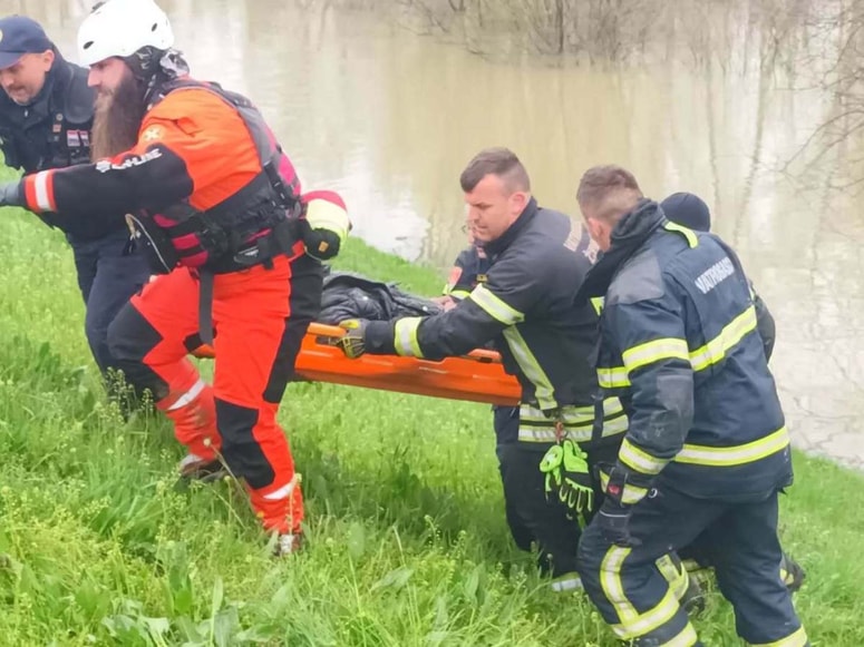Reševanje oseb, ki so obtičale na močvirnatem območju ob reki Savi